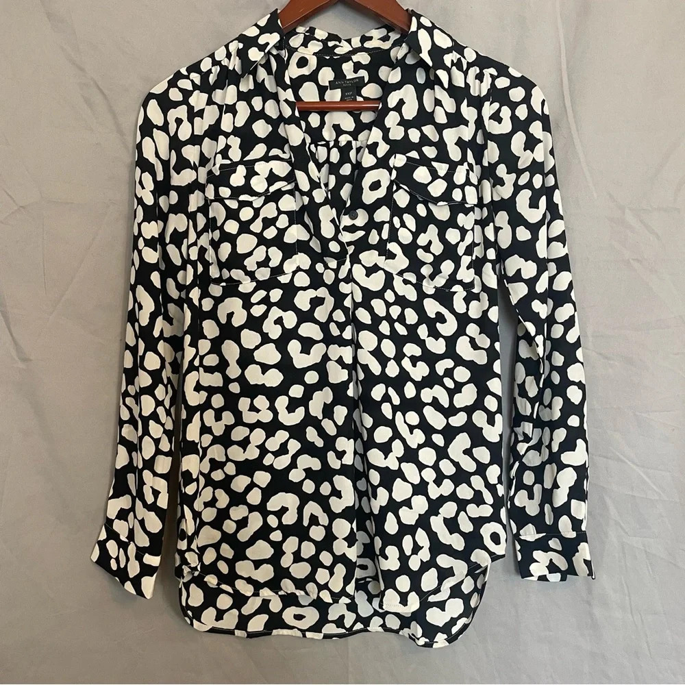 ANN TAYLOR Women’s Black White Print Blouse Long Sleeve V Neck Size XXS Petite